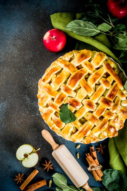 Tradizionale cottura autunnale, torta di mele fatta in casa