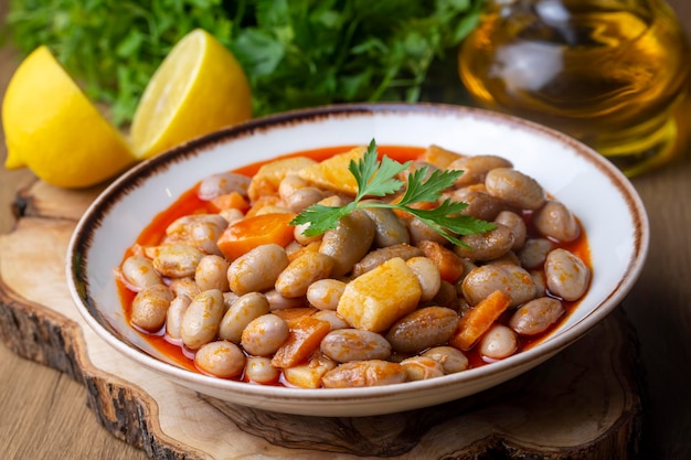 Tradizionale delizioso cibo turco Fagioli con olio d'oliva Stufato di fagioli rossi nome turco Barbunya pilaki