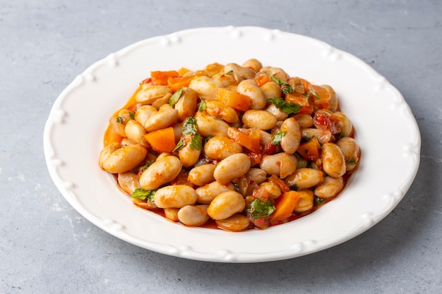 Tradizionale delizioso cibo turco Fagioli con olio d'oliva Stufato di fagioli rossi Nome turco Barbunya pilaki