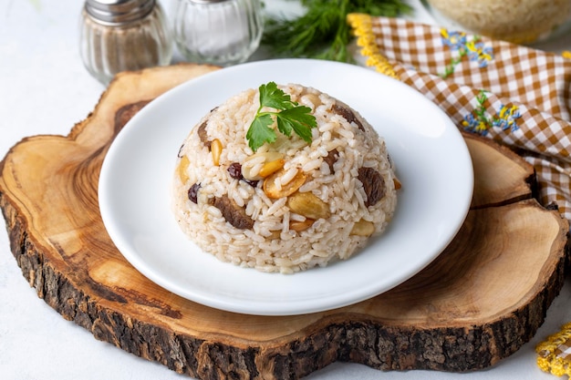 Tradizionale delizioso cibo turco pilaf di riso con pinoli e ribes Nome turco bademli ic pilav o pilaf