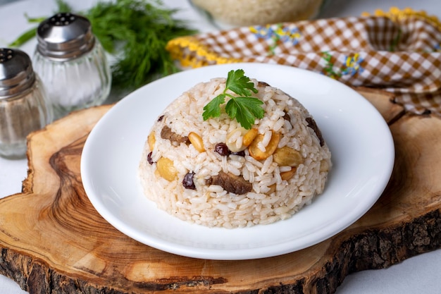 Tradizionale delizioso cibo turco pilaf di riso con pinoli e ribes Nome turco bademli ic pilav o pilaf