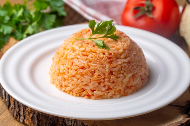 Tradizionale delizioso cibo turco pilaf di riso con pomodori Nome turco Domatesli pirinc pilavi