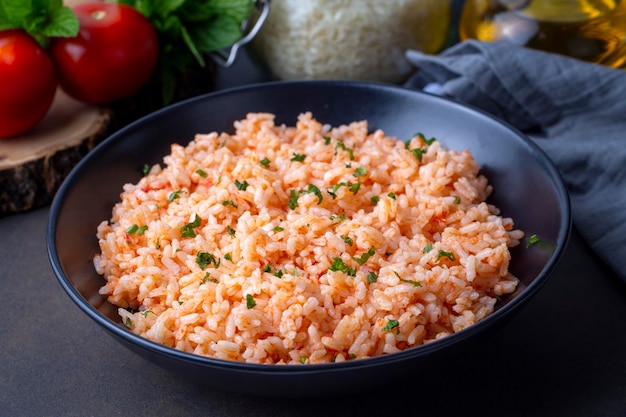 Tradizionale delizioso cibo turco pilaf di riso con pomodori Nome turco Domatesli pirinc pilavi