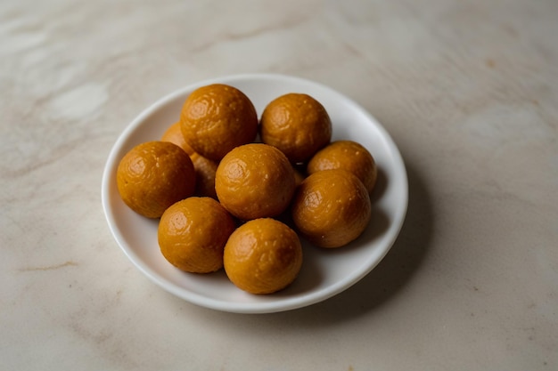 Tradizionale dessert dolce laddu su un piatto