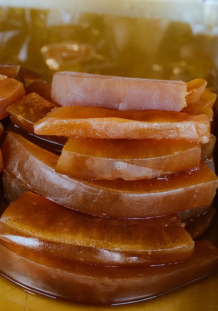 Tradizionale dessert turco alla zucca kabak tatlisi in vassoio di metallo