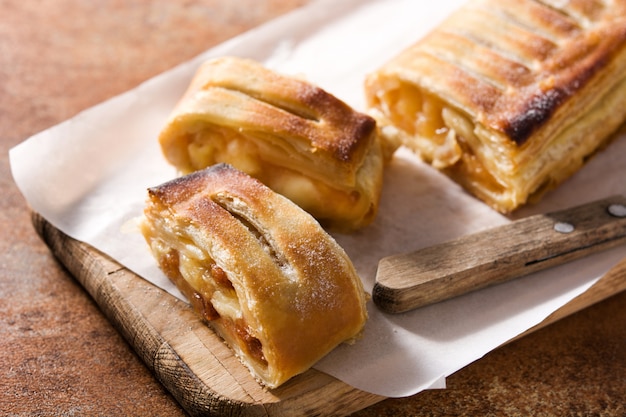 Tradizionale fetta di strudel di mele fatta in casa