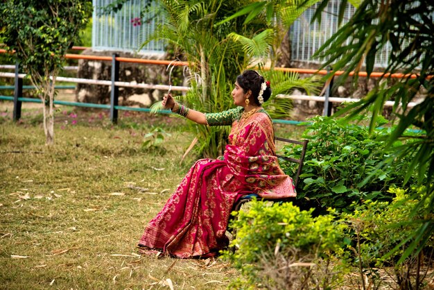 Tradizionale indiana bella ragazza in saree che posa all'aperto nel parco