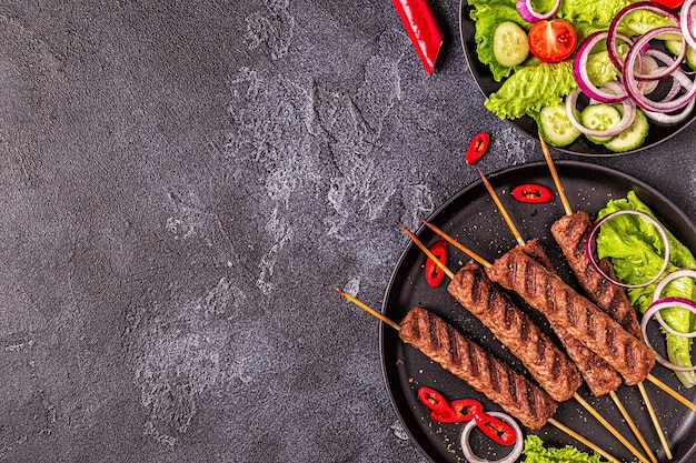 Tradizionale kebab di carne mediorientale, araba o mediterranea con verdure e pane pita