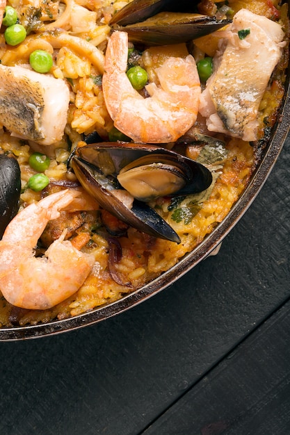 Tradizionale paella di pesce in padella