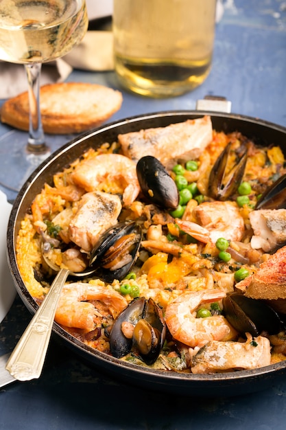 Tradizionale paella di pesce in padella