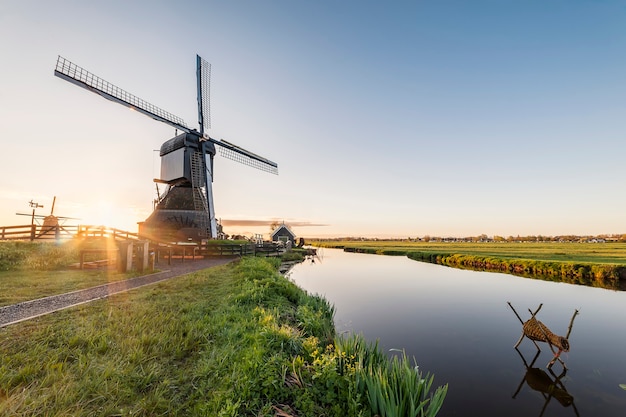 Tradizionale paesaggio olandese con mulini a vento e canali, Kinderdijk