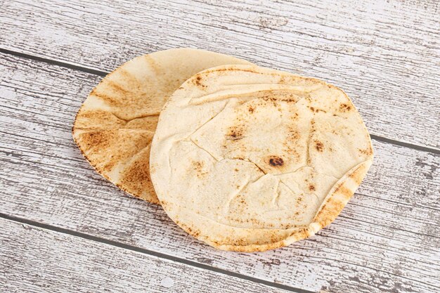 Tradizionale pane di pita rotondo orientale per colazione