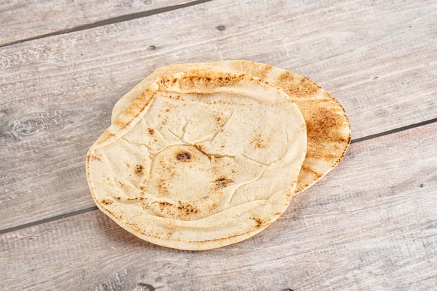 Tradizionale pane di pita rotondo orientale