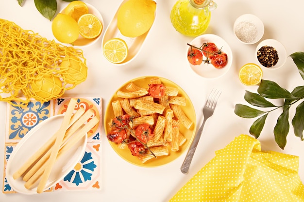 Tradizionale pasta italiana rigatoni con salsa di pomodoro Tavola da festa pranzo fatto in casa Vista superiore