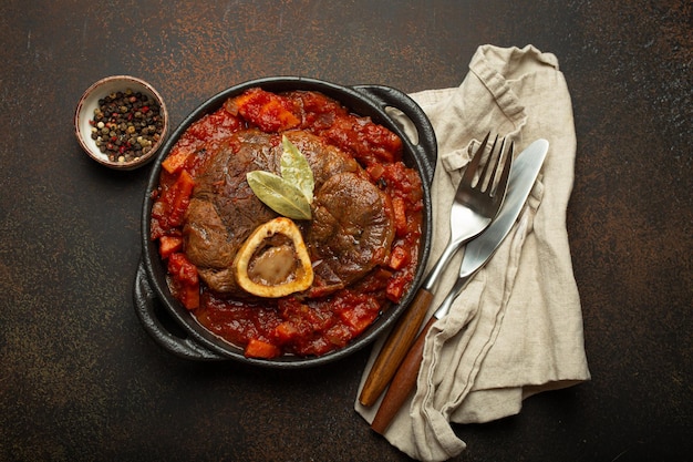 Tradizionale piatto italiano ossobuco all milanese fatto con taglio