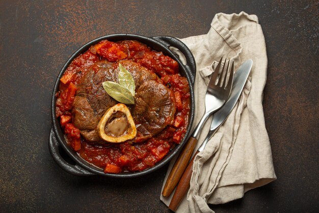 Tradizionale piatto italiano ossobuco all milanese fatto con taglio