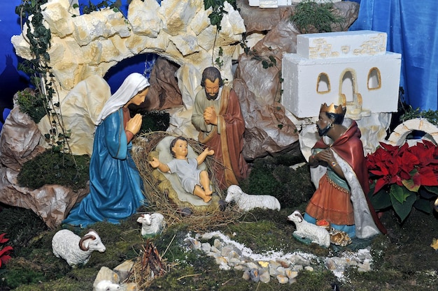 Tradizionale presepe di Natale con Maria e Giuseppe e Gesù bambino nella mangiatoia.