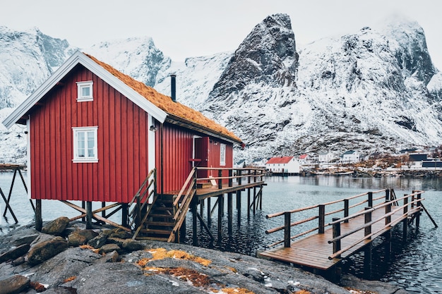 Tradizionale rorbu rosso casa nel villaggio di Reine sulle Isole Lofoten,