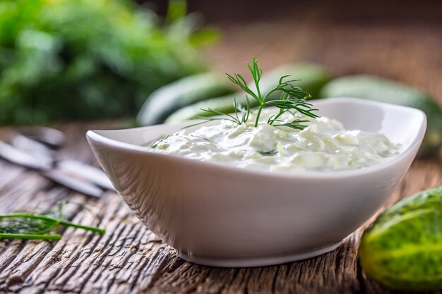 Tradizionale salsa greca tzatziki preparata con cetriolo, panna acida, yogurt, olio d'oliva e aneto fresco