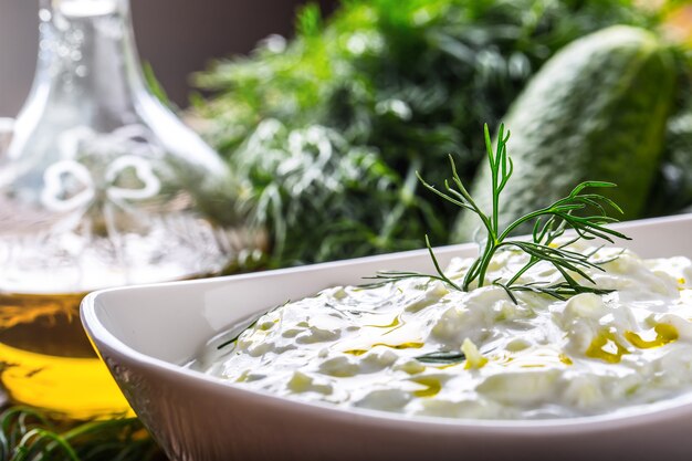 Tradizionale salsa greca tzatziki preparata con cetriolo, panna acida, yogurt, olio d'oliva e aneto fresco