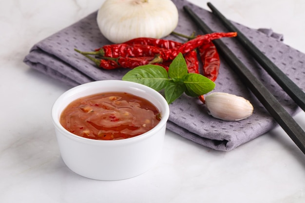 Tradizionale salsa piccante acida e dolce cinese