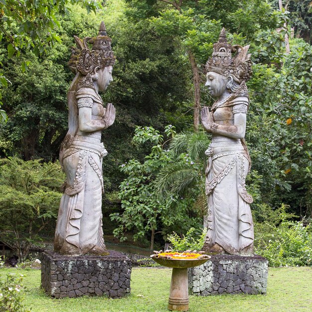 Tradizionale scultura in pietra nel giardino Isola Bali Ubud Indonesia