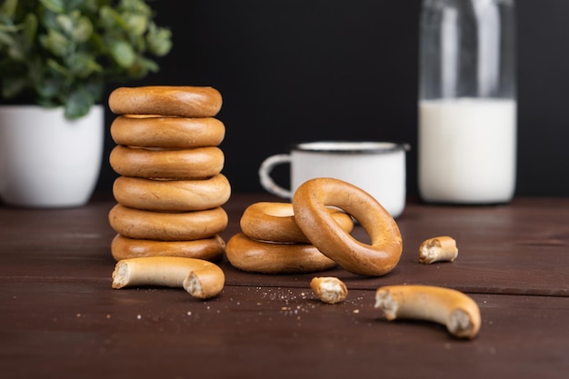 Tradizionale spuntino russo bagel con latte e miele su tavola di legno Popolare dessert di farina