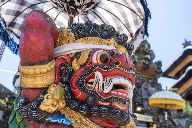 Tradizionale statua del demone balinese nel tempio di strada. Isola Bali, Indonesia. Avvicinamento