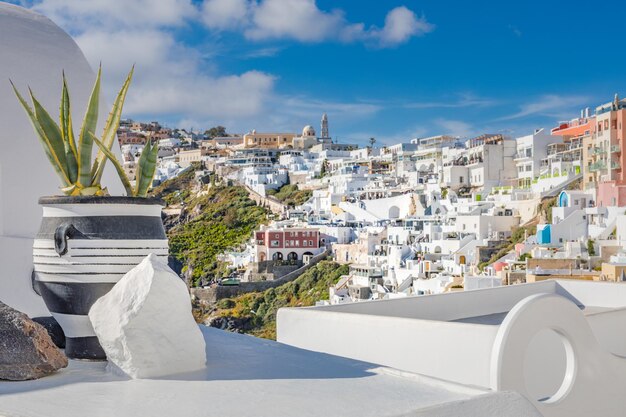 Tradizionale strada imbiancata delle Cicladi con fiori che sbocciano in estate, Santorini, Grecia