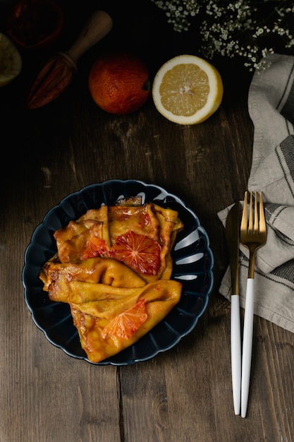 Tradizionale suzette di crepes francesi con arance rosse di sangue, frittelle di blini russi Pasto del festival di shlenetide maslenitsa