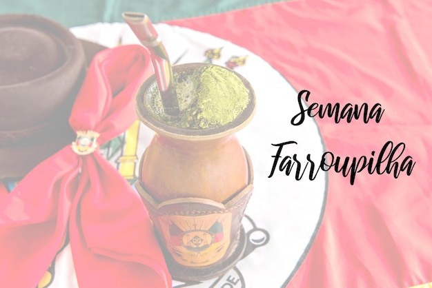 Tradizionale tè yerba mate chimarrao gaucho dal Brasile meridionale Rio Grando do Sul bandiera sullo sfondo