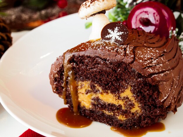 Tradizionale torta di Natale Yule Log decorata con funghi di marzapane.