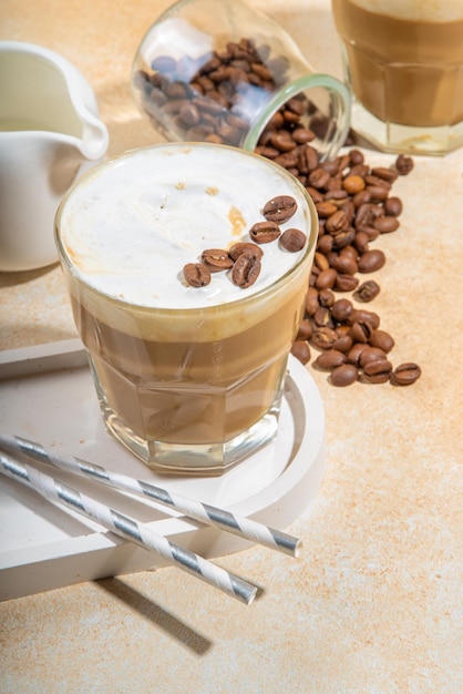 Tradizionale torta di zucca autunnale Torta di zucca americana fatta in casa condita con panna montata