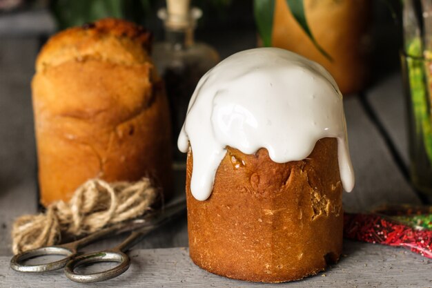 Tradizionale torta pasquale con glassa