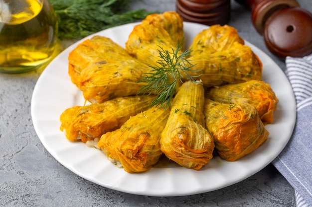 Tradizionale turco delizioso - cucina greca, cibo turco; Fiori di zucca ripieni (nome turco; kabak cicegi dolmasi)