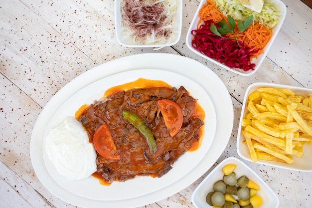 Tradizionale turco Iskender Doner Kebab con salsa di pomodoro al burro e yogurt