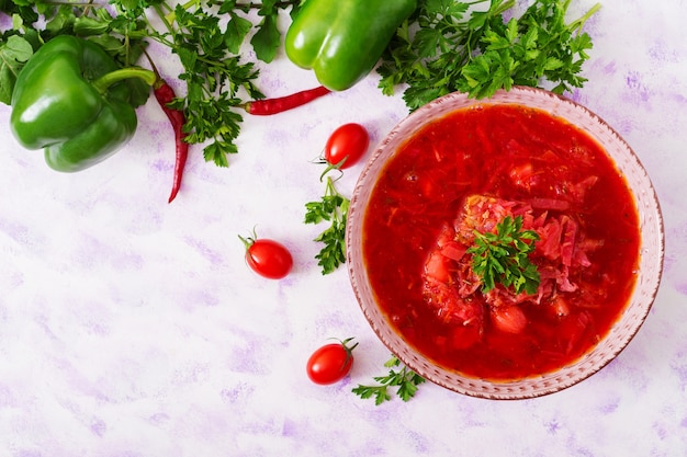 Tradizionale ucraino russo zuppa di verdure di borscht su sfondo chiaro