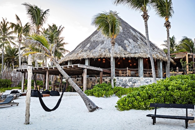 Tradizionale villa sulla spiaggia a Tulum messicana, lussuosa casa sulla spiaggia in riva al mare, Messico