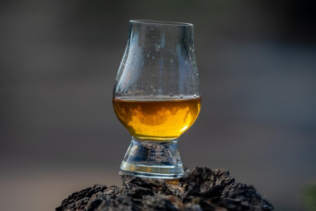 Tradizionale whisky scozzese single malt nel bicchiere Glencairn in focalizzazione selettiva