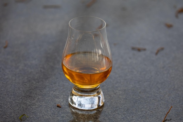 Tradizionale whisky scozzese single malt nel bicchiere Glencairn in focalizzazione selettiva