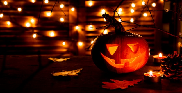 tradizionale zucca di halloween che si illumina al buio concetto di biglietto di auguri di halloween dark mood web