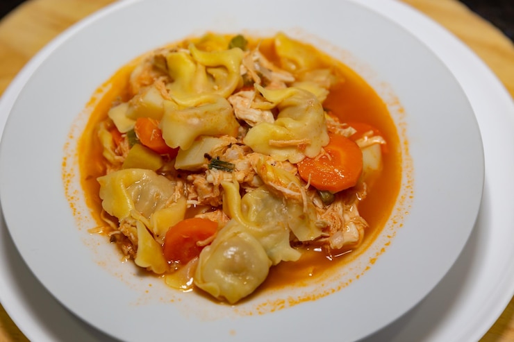Foto tradizionale zuppa italiana di tortellini capeletti agnolini con pollo e verdure zuppa speciale