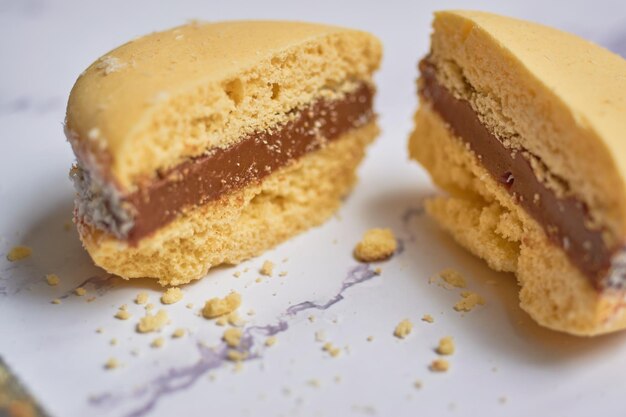 Tradizionali alfajores argentini con dulce de leche su tavola di marmo Concetto di gastronomia argentina