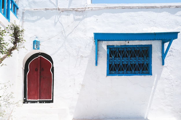 Tradizionali case bianche per le strade di Sidi Bou Said Tunisia