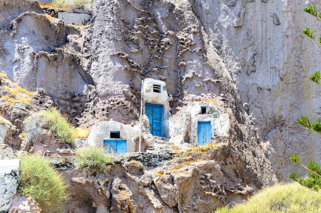 Tradizionali case rupestri nel porto di Fira, Santorini, Grecia.