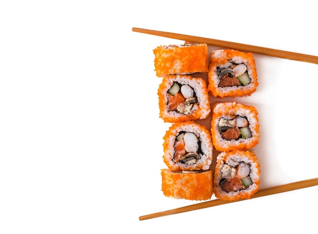 Tradizionali rotoli di sushi giapponesi freschi isolati su uno sfondo bianco