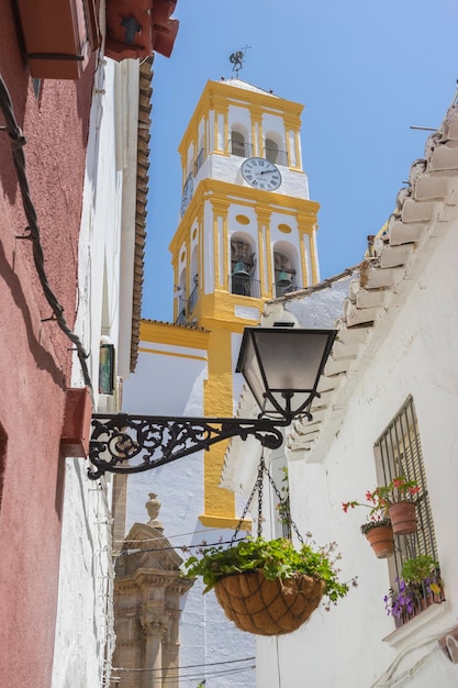 tradizionali strade andaluse con fiori e case bianche a Marbella, Andalusia, Spagna