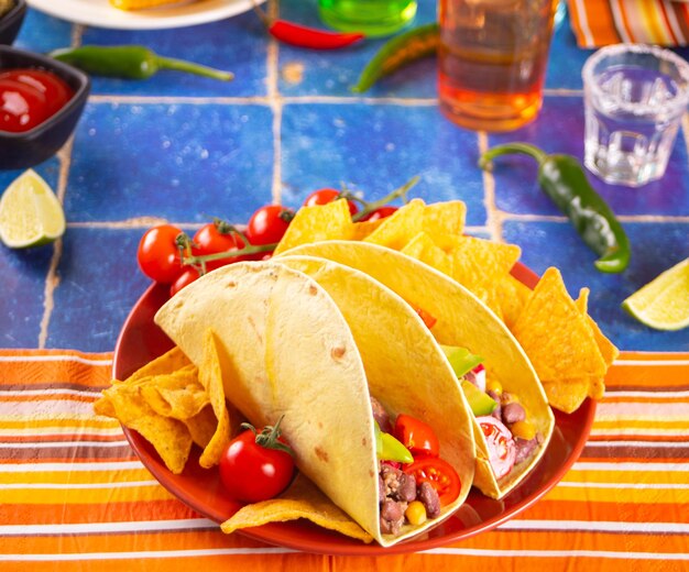 Tradizionali tacos messicani di mais con carne, verdure, fagioli di avocado, salsa e nachos Serviti con varie salse e bevande Grandi riunioni di famiglia Cinko de Mayo Taco party