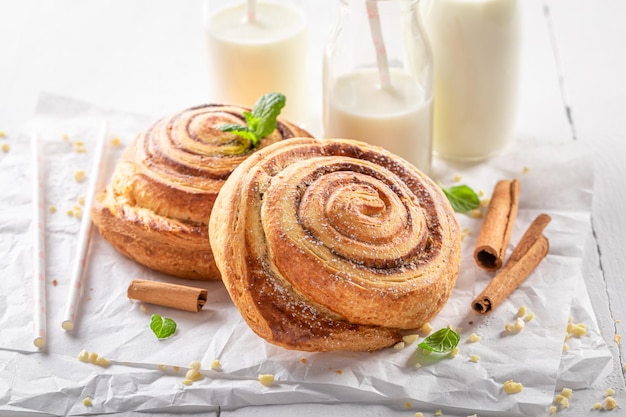 Tradizionalmente e gustosi rotolini alla cannella con cannella e crumble