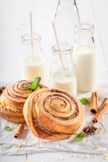 Tradizionalmente e gustosi rotolini alla cannella con zucchero e cannella